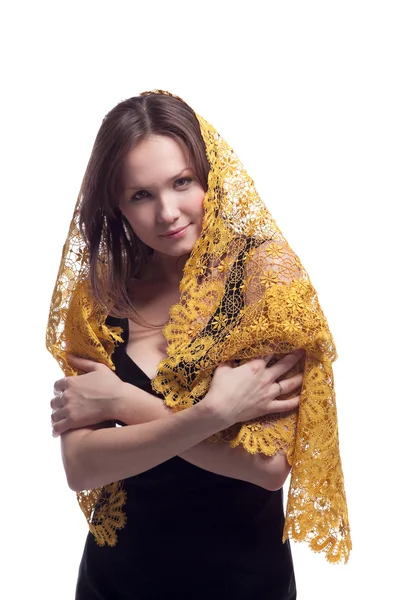 Piękna młoda kobieta w żółty koronki pelerynka — Zdjęcie stockowe