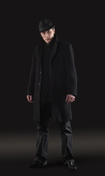 Man in zwarte doek stand — Stockfoto