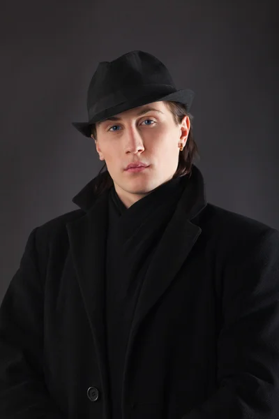 Mężczyzna w czarnej tkaniny i kapelusz — Zdjęcie stockowe
