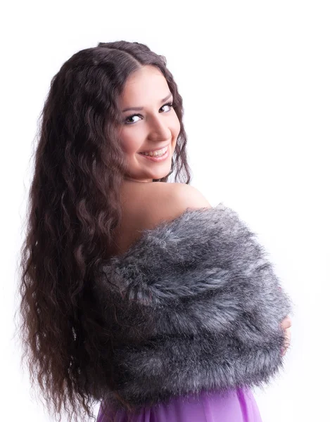 Chica joven con pelo largo en abrigo de piel —  Fotos de Stock