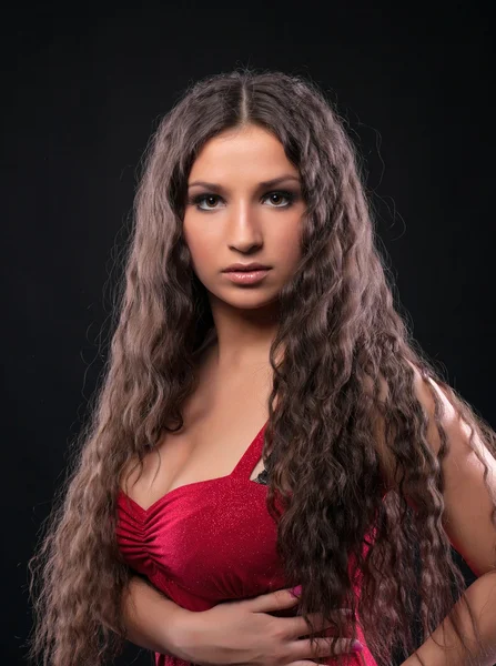 Joven chica increíble con el pelo rizado en rojo —  Fotos de Stock