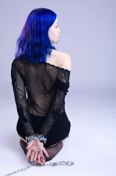 Jovem com cabelo azul no papel fetiche — Fotografia de Stock