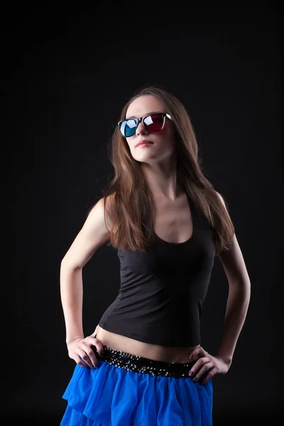 Belleza chica danza disco en gafas de anaglifo — Foto de Stock