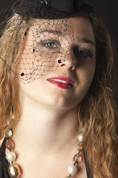 Portrét mladé ženy v šatech kabaret — Stock fotografie