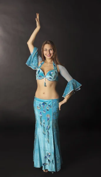 Νεαρή γυναίκα χορού στο μπλε κοστούμι arabian — Φωτογραφία Αρχείου