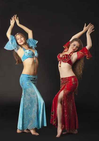 Две женщины танцуют и улыбаются в арабском костюме — стоковое фото