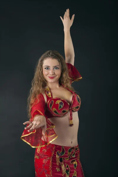 Jeune femme danse en costume arabe rouge — Photo
