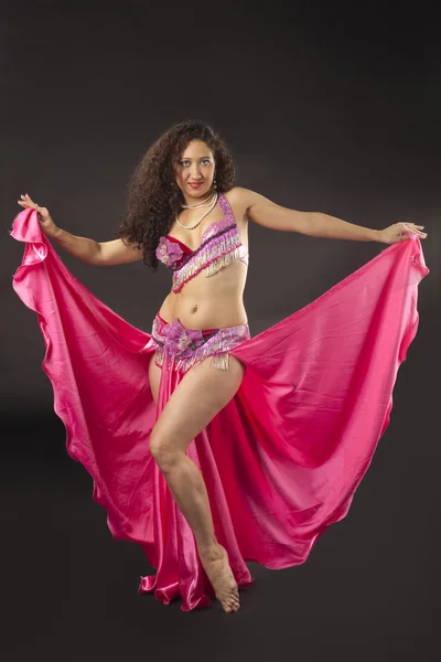 Женщина-красавица танцует в розовом арабском костюме — стоковое фото