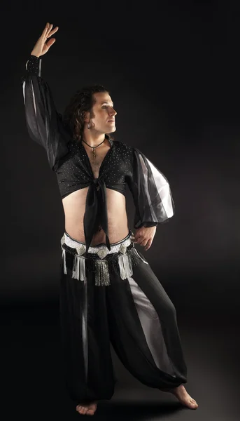 Muž tance v tradičním arabském kostýmu — Stock fotografie