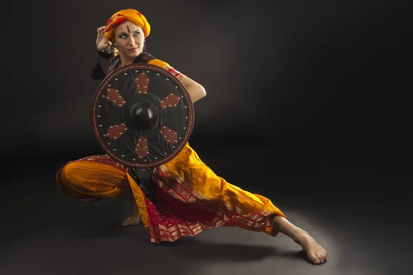 Femme posant avec bouclier - thème arabia — Photo
