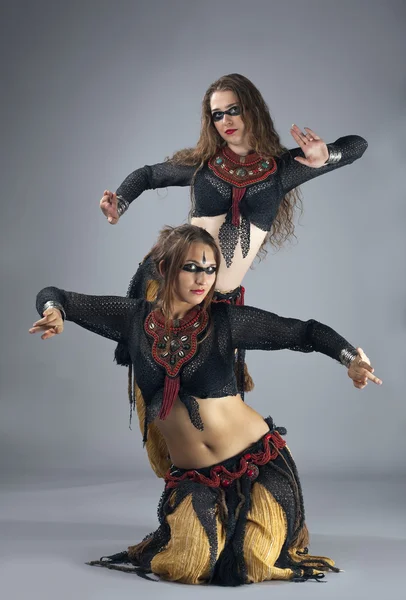 Dos mujeres bailan en cosutme guerrero —  Fotos de Stock