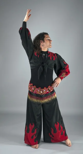Homem dança em traje tradicional árabe — Fotografia de Stock