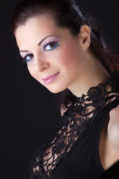 Piękna kobieta w sukni z Koronka patrzeć na — Zdjęcie stockowe