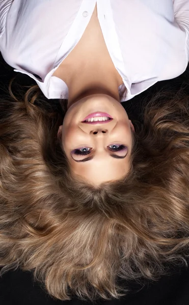 Bellezza donna con bei capelli laici e sorriso — Foto Stock