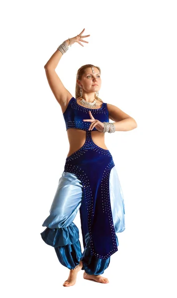 Жінка танцює в традиційному арабському костюмі — стокове фото