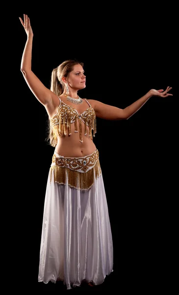 Жінка танцює в традиційному арабському костюмі — стокове фото