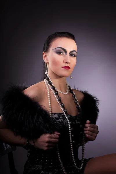 毛皮ボア真珠ビーズのレトロなスタイルを持つ女性 — ストック写真