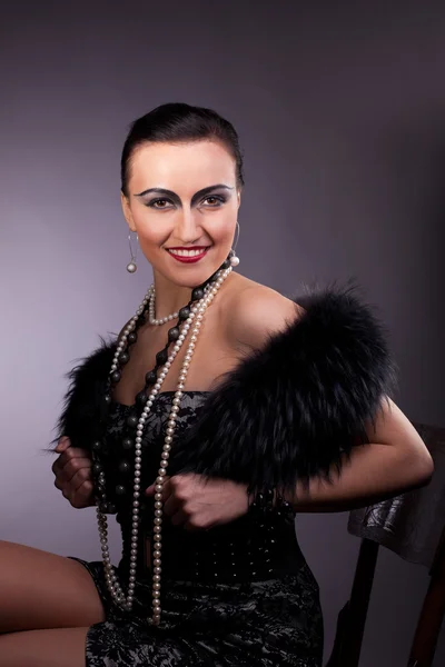 Stolze Frau lächelt in Pelzboa mit Perlen — Stockfoto