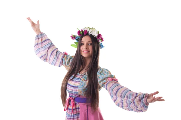 Młoda dziewczyna z wianek taniec rosyjski strój — Zdjęcie stockowe