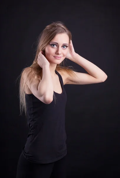 Unga skönhet blond flicka i svart linne — Stockfoto