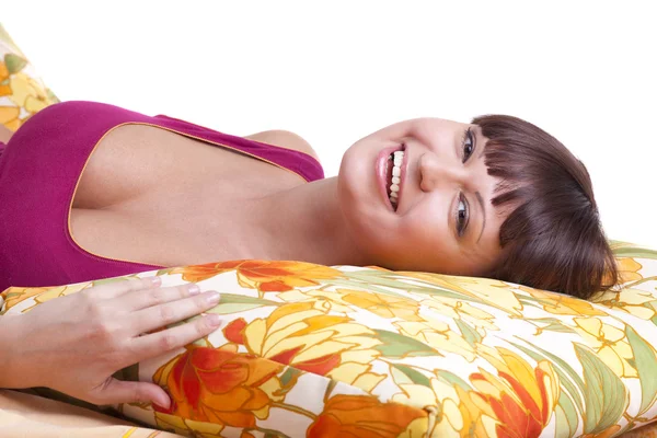 Mulher deitada no travesseiro e sorriso — Fotografia de Stock