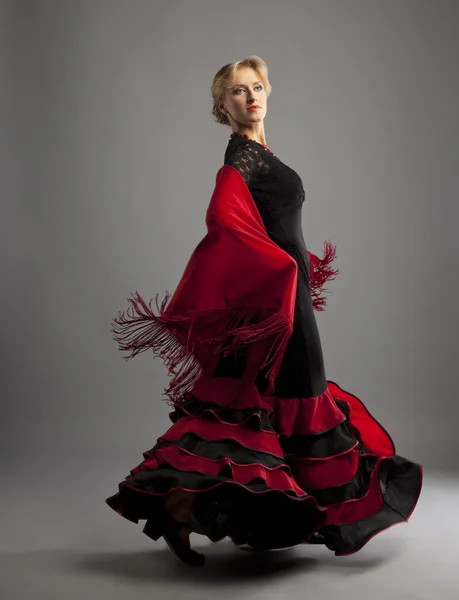 Baile de mujer de belleza flamenco en negro y rojo — Foto de Stock