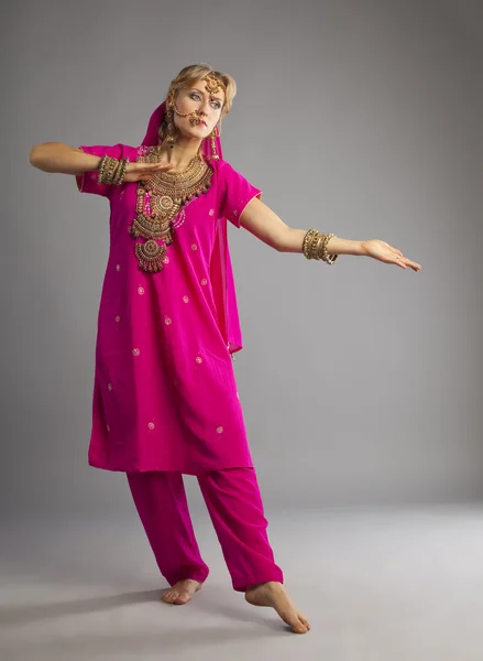 Танцівниця в рожевому східному індійському костюмі — стокове фото