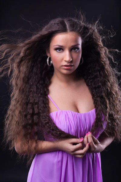 Giovane ragazza con i capelli lunghi bellezza guardati — Foto Stock