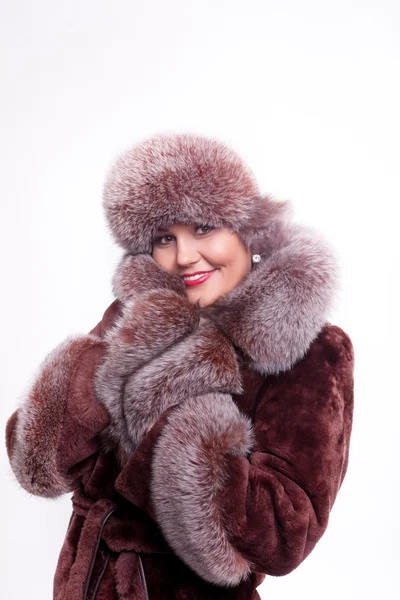 Mulher sorrir em casaco de pele — Fotografia de Stock