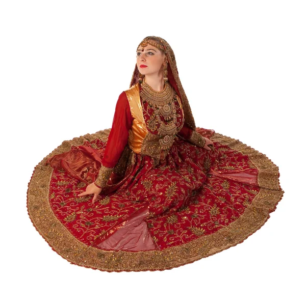 Piękna dziewczyna siedzieć w tradycyjnych strojach indyjskich — Zdjęcie stockowe