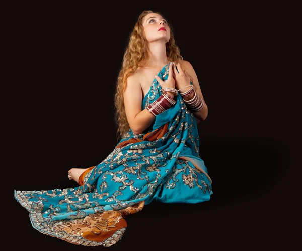 Bellezza ragazza sedersi in costume indiano con passione — Foto Stock