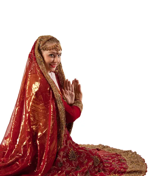 Ung flicka leende i orientalisk röd indian dräkt — Stockfoto