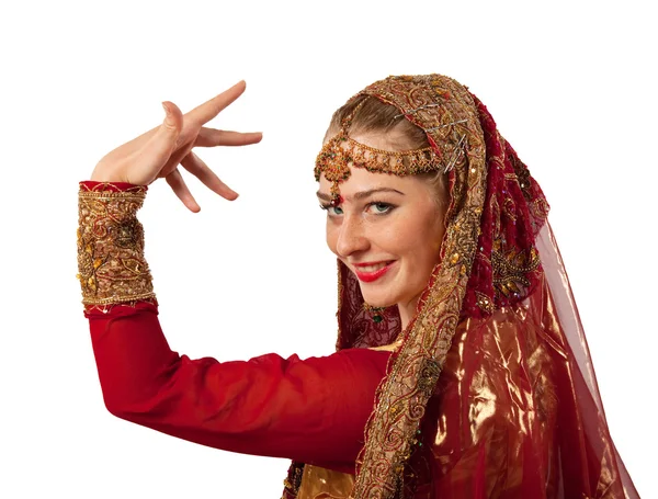 Skönhet flicka poserar i traditionell indisk dräkt — Stockfoto