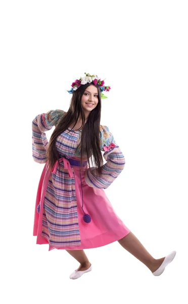 Девушка с гирляндой в русском костюме — стоковое фото