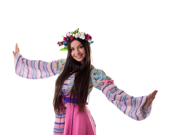 花环舞在俄罗斯服装的年轻女子 — 图库照片