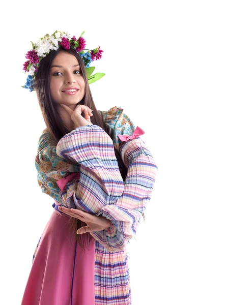 Skönhet flicka med garland poserar i ryska kostym — Stockfoto