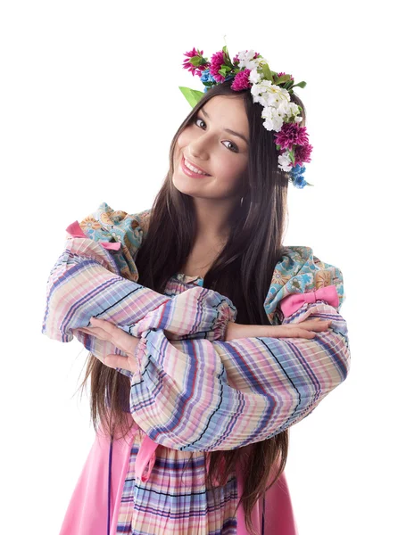 Chica joven con guirnalda de baile en traje ruso —  Fotos de Stock