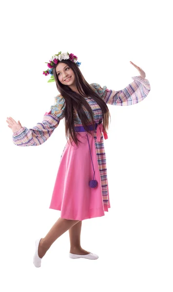 Giovane ragazza con ghirlanda danza in costume russo — Foto Stock