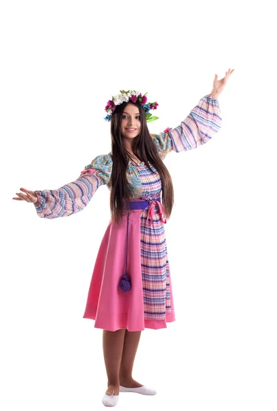 Młoda dziewczyna z wianek taniec rosyjski strój — Zdjęcie stockowe