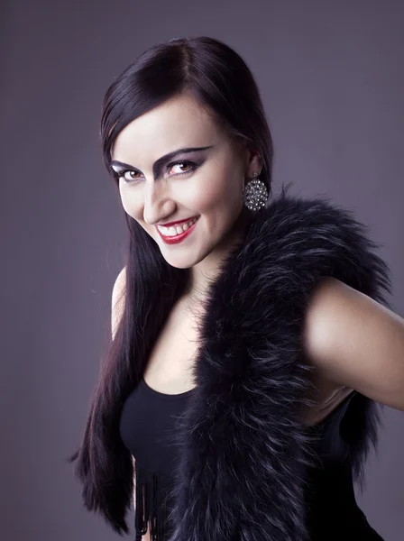 Schönheit Frau Lächeln in Pelzboa - Retro-Make-up — Stockfoto