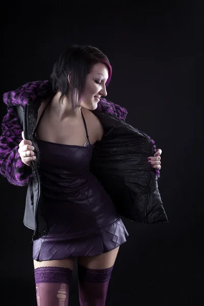Chica joven posando en abrigo de piel morada — Foto de Stock
