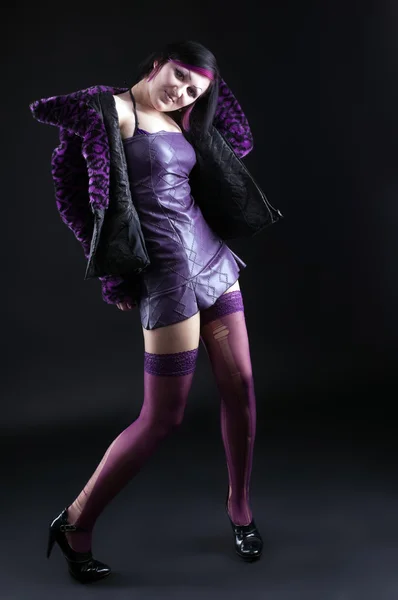 Menina jovem em casaco de pele roxo e maquiagem gótica — Fotografia de Stock