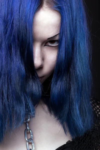 Ira chica con cadena en el cuello - estilo gótico —  Fotos de Stock