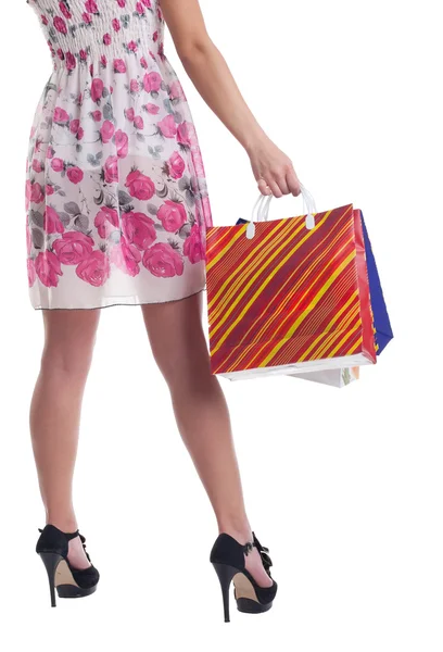 Stiped alışveriş torbaları ile uzun boylu kadın bacakları — Stok fotoğraf