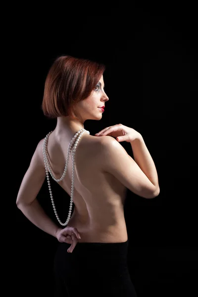Femme avec colonne vertébrale nue et perles de perles — Photo