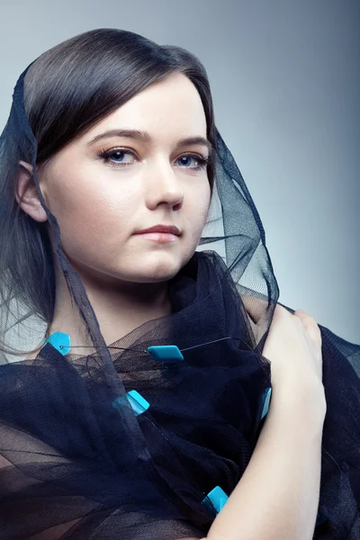 Молодая женщина в красивой вуали — стоковое фото