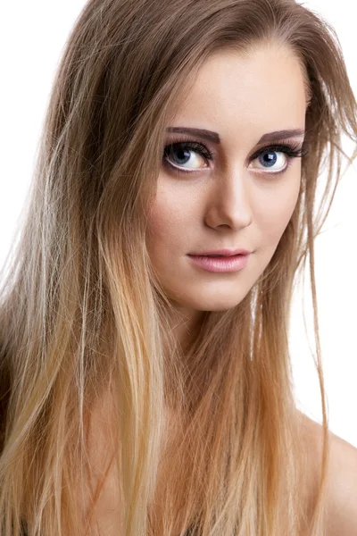 Vrij blond meisje kijken u - close-up portret — Stockfoto
