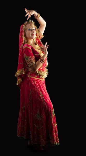 Κορίτσι ομορφιά στο κόκκινο παραδοσιακή ινδική φορεσιά — Φωτογραφία Αρχείου