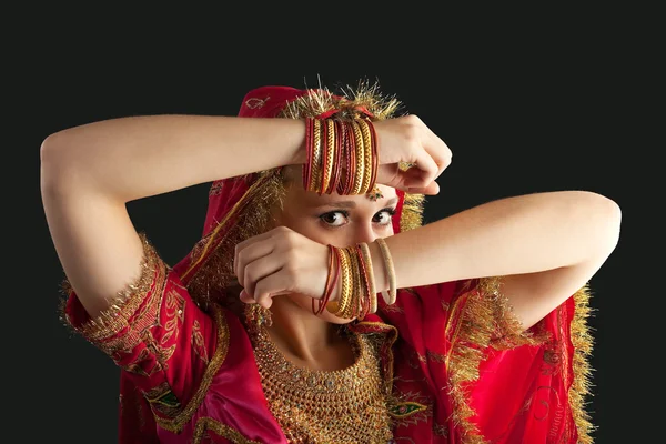 Jong meisje in rood Indische kostuum close-up portret — Stockfoto
