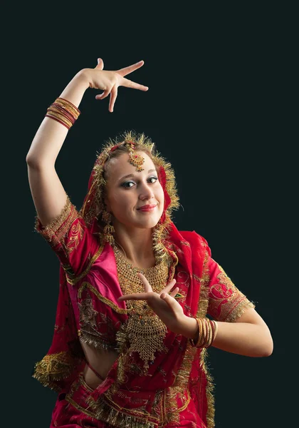 Giovane donna in rosso ricco costume indiano orientale — Foto Stock